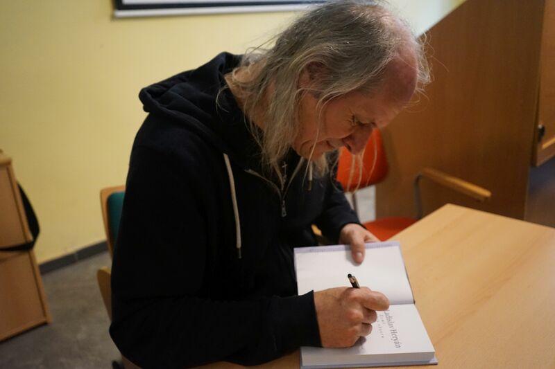 Ladislav Heryán podepisuje knihu U Božího mlýna