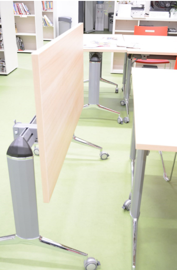 Nové stoly mají sklápěcí desku a kolečka (foto: Michaela Vídršperková, studentka Pedagogické fakulty Univerzity Karlovy)