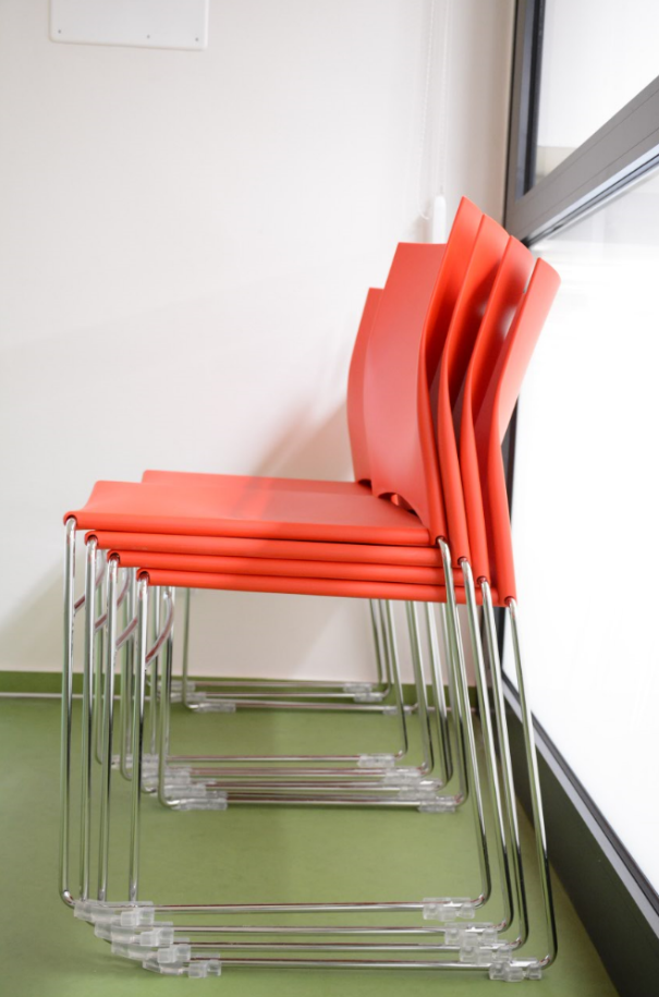 Židle jsou stohovatelné (foto: Michaela Vídršperková, studentka Pedagogické fakulty Univerzity Karlovy)