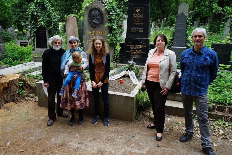 Setkání týmu s pamětníkem u hrobu Josefa M. Hovorky, podle kterého se jmenuje knihovna ve Statenicích