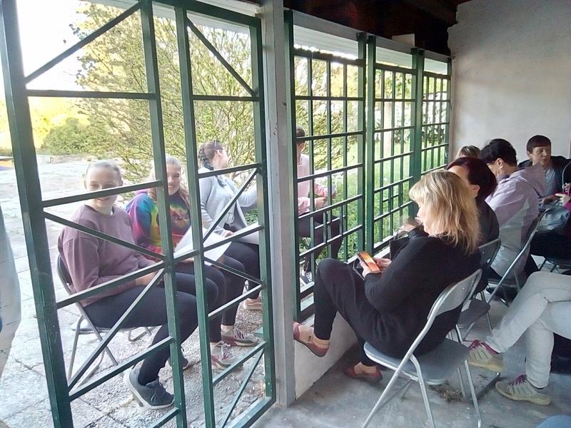 Účinkující a posluchači oddělení mřížemi (foto: Jana Tichá, Městská knihovna a turistické informační centrum Chlumec nad Cidlinou)