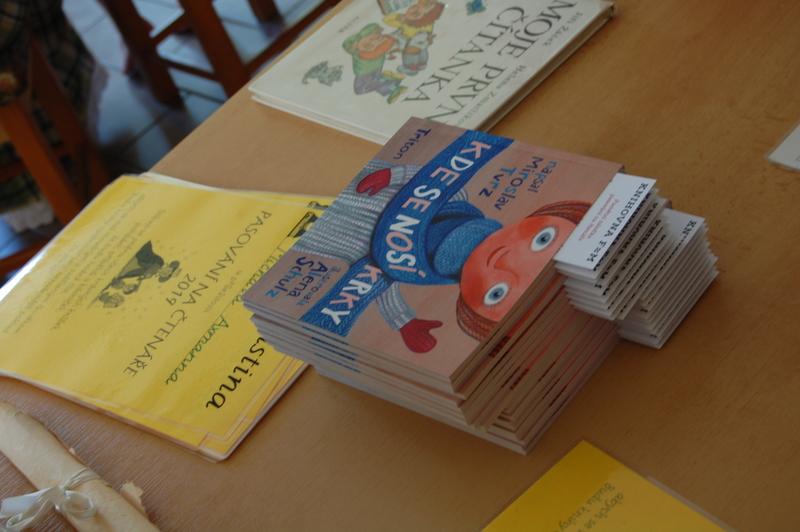 Děti ke knize dostávají i pasovací listinu