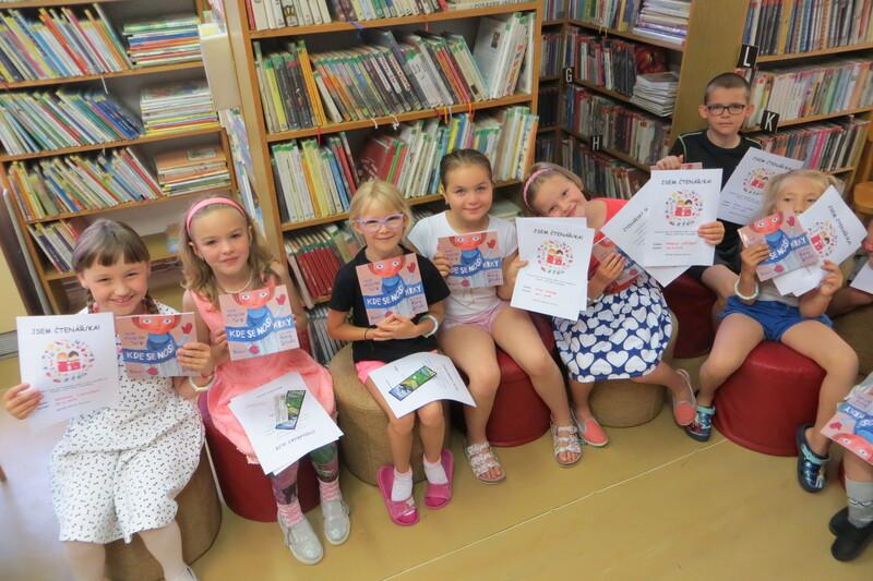 Spokojené děti s knížkou pro prvňáčka, čtenářským glejtem a drobnými dárečky
