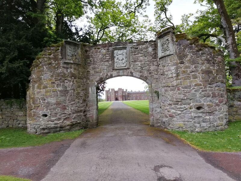 Stará brána v parku u Scone Palace