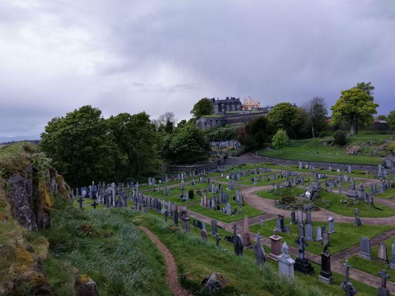 Pohled na Stirling Castle přes hřbitov