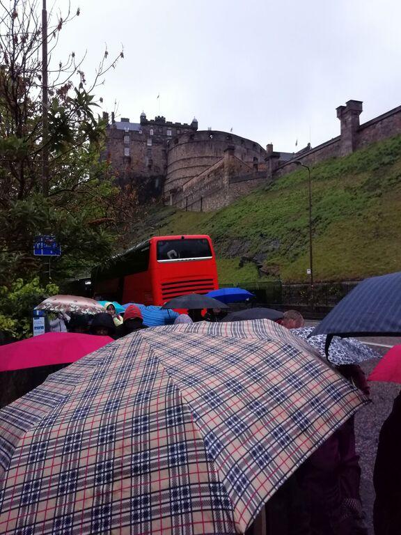 Edinburgh – hrad na skále, deštníky a náš doubledecker
