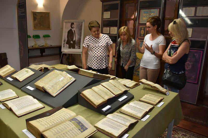 Prohlídka unikátní Bašagičovy sbírky islámských rukopisů (foto: Ľudovít Zupko, Univerzitní knihovna v Bratislavě)