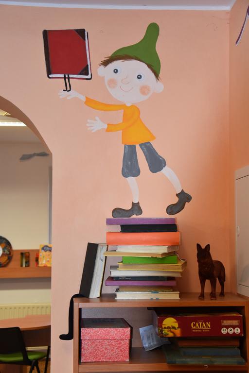 Skřítek s létající knihou