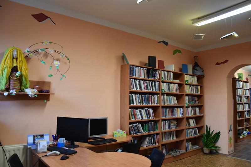 Oddělení pro dospělé s instalací létajících knih