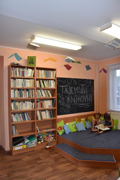 Čtecí pódium a knihovna pro maturanty