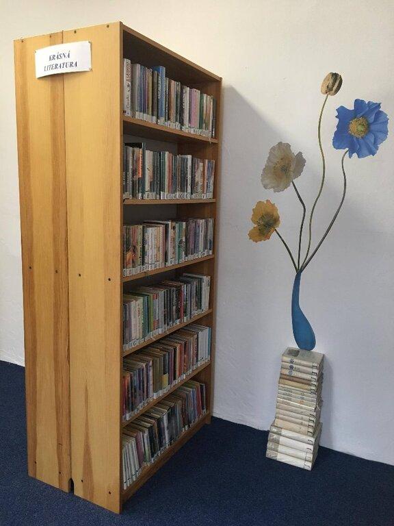 Kreativita v knihovně nechybí – z knih byl vytvořen podstavec pro vázu s květinami