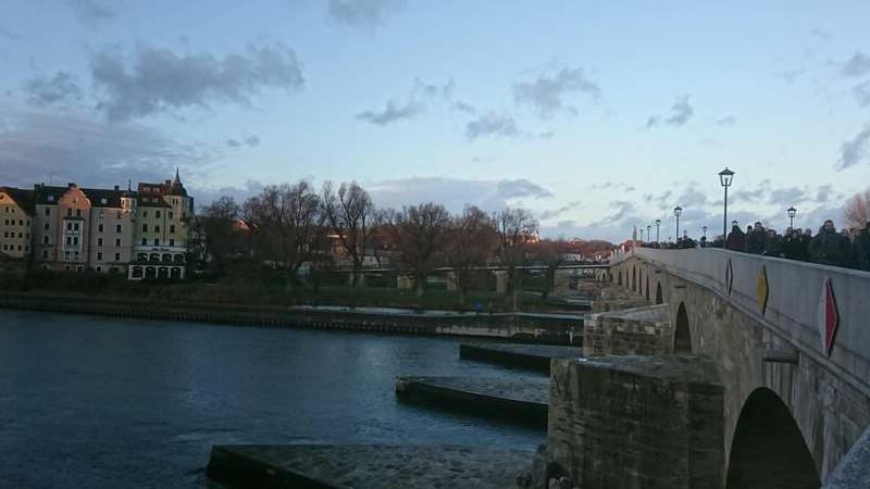 Výhled na druhou stranu města z Kamenného mostu, nejstaršího románského mostu v Německu