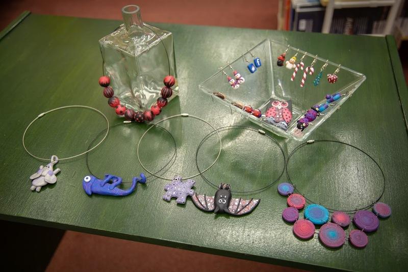 Šperky vytvořené z modelovací hmoty FIMO (autorka Alena Pospíchalová, Knihovna města Plzně)
