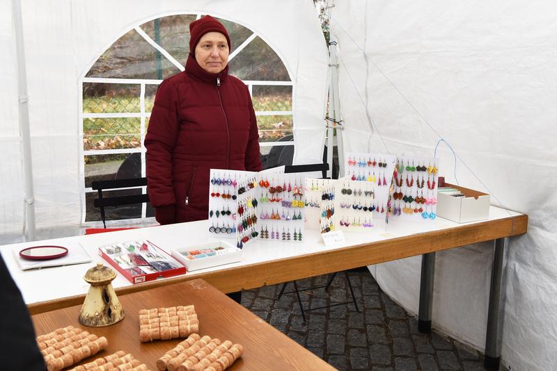 Marcela Buřilová se svými origami šperky (foto: Eva Hodíková, Národní knihovna ČR)