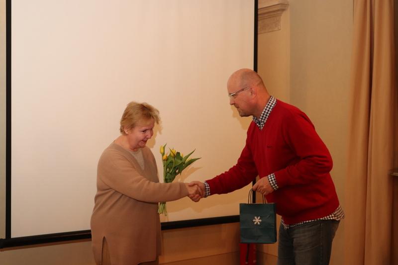 Roman Giebisch, předseda SKIP, Aleně Richterové gratuluje k získání ocenění