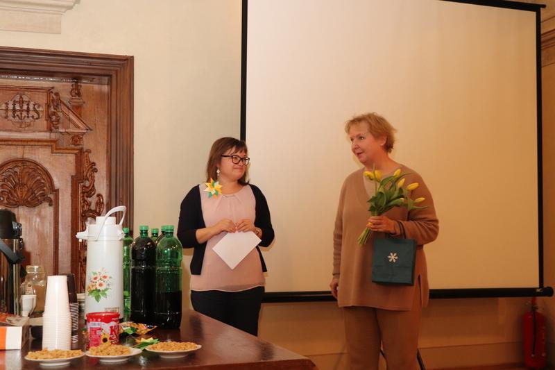 Oceněná Alena Richterová převzala cenu i za svého manžela (vlevo předsedkyně pražské organizace SKIP Lenka Maixnerová)