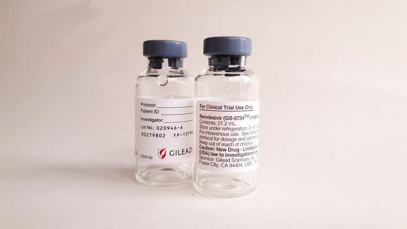 Experimentální antivirotika Remdesivir (Gilead Sciences) a Favipravir (Toyama Chemical) brání přepisu virové RNA v buňkách. Oba přípravky se zkoušejí jako lék proti novému koronaviru SARS-CoV-2 (foto: Veronika Löblová, Zdravotnické muzeum NLK)