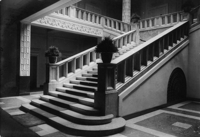 Pohlednice – pohled na schodiště (kolem r. 1935, Slezské zemské muzeum)