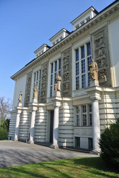 Průčelí budovy (r. 2015, zdroj: archiv Knihovny Petra Bezruče)