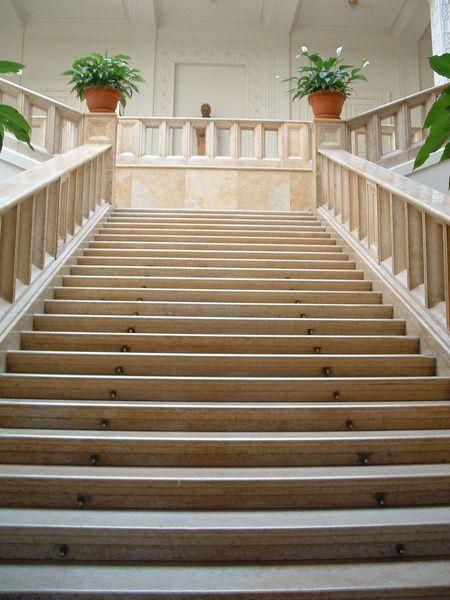 Monumentální schodiště (r. 2002, zdroj: archiv Knihovny Petra Bezruče)