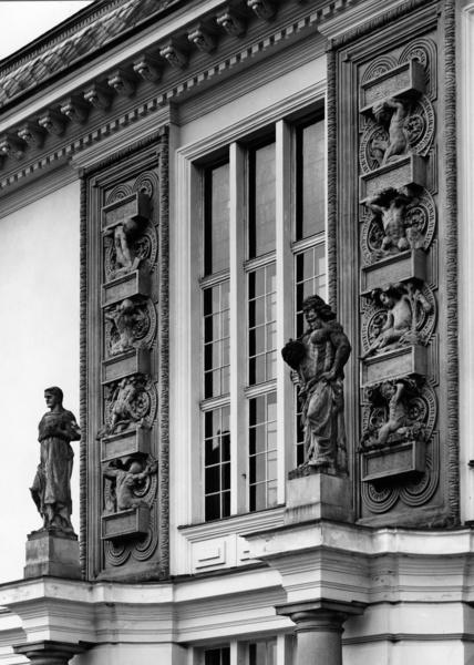 Část sochařské výzdoby na průčelí (r. 1973, foto: A. Pustka, Slezské zemské muzeum)