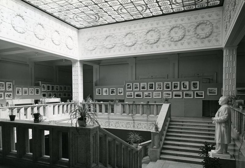 Celkový pohled do interiéru s výstavou fotografií (r. 1958, foto: J. Solnický, Slezské zemské muzeum)