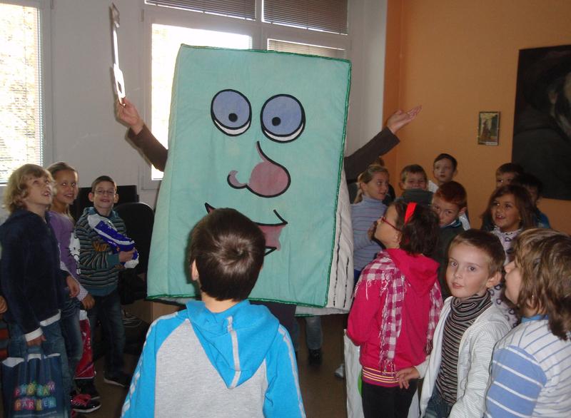 Živý maskot Knišpík pří Klíčování v roce 2013 (zdroj: Městská knihovna Strážnice) Živý maskot Knišpík pří Klíčování v roce 2013 (zdroj: Městská knihovna Strážnice)