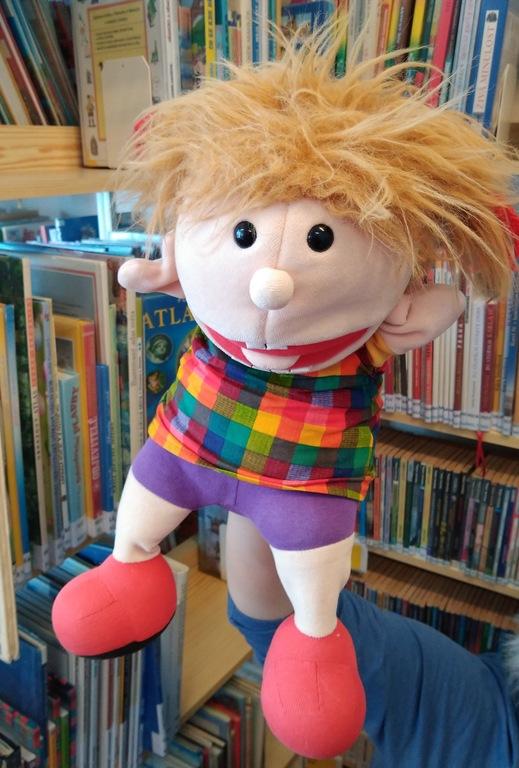 Loutka Doubravka jako prostředník při lekcích informační výchovy pro nejmenší děti (zdroj: Knihovna města Plzně, Obvodní knihovna Doubravka) Loutka Doubravka jako prostředník při lekcích informační výchovy pro nejmenší děti (zdroj: Knihovna města Plzně, Obvodní knihovna Doubravka)