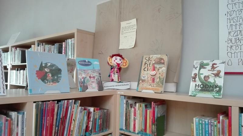 Knihulín jako dekorace knihovny (zdroj: Obecní knihovna Mokrá-Horákov) Knihulín jako dekorace knihovny (zdroj: Obecní knihovna Mokrá-Horákov)