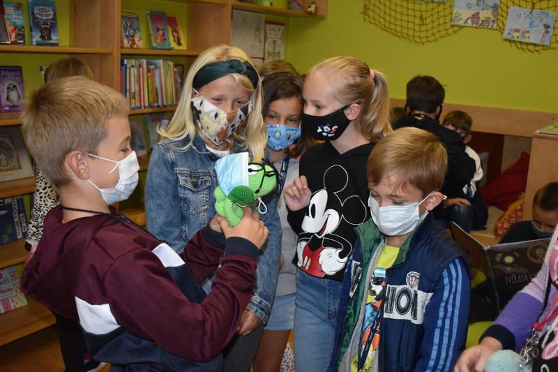 Maskot Jarda při besedě se třetí třídou základní školy v roce 2020 (zdroj: Městská knihovna Jevišovice) Maskot Jarda při besedě se třetí třídou základní školy v roce 2020 (zdroj: Městská knihovna Jevišovice)