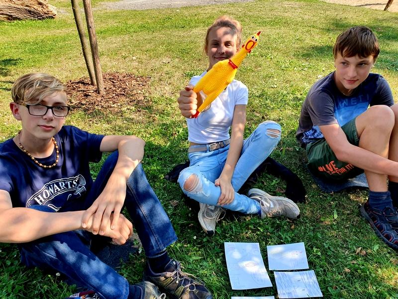 Setkání čtenářského klubu, včetně maskota, nad tvorbou nového čísla časopisu (zdroj: Obecní knihovna Chocerady) Setkání čtenářského klubu, včetně maskota, nad tvorbou nového čísla časopisu (zdroj: Obecní knihovna Chocerady)