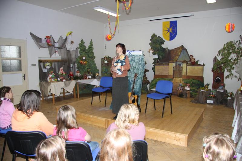 Bábrdlinka Kníženka je vždycky součástí zahájení akcí pro děti (zdroj: Knihovna Boskovice)