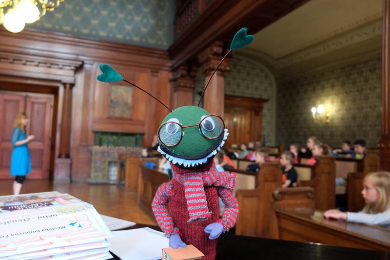 Knihomol při seznamovací lekci s knihovnou (zdroj: Městská knihovna Frýdlant) Knihomol při seznamovací lekci s knihovnou (zdroj: Městská knihovna Frýdlant)