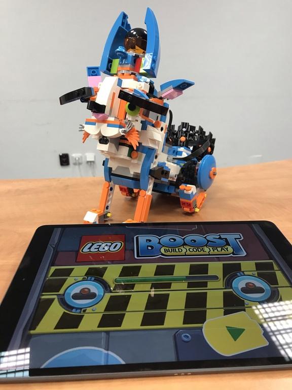 Nechybí ani sada LEGO Boost