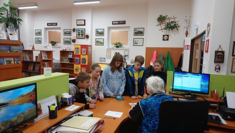 Mládež u výpůjčního pultu Mládež u výpůjčního pultu