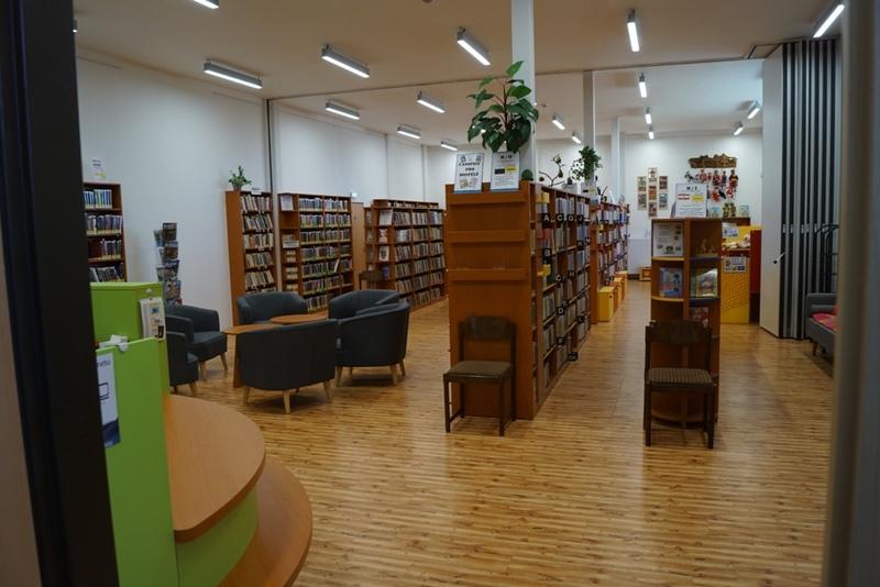 Pohled do knihovny od vstupu Pohled do knihovny od vstupu