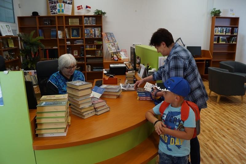 První půjčování v nové knihovně První půjčování v nové knihovně