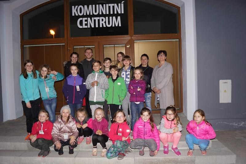 Účastníci Noci s Andersenem před komunitním centrem Účastníci Noci s Andersenem před komunitním centrem