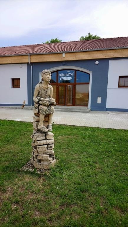 Věrná čtenářka před knihovnou Věrná čtenářka před knihovnou