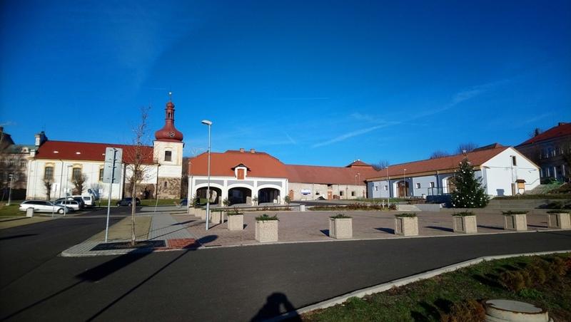 Kostomlatské náměstí s komunitním centrem Kostomlatské náměstí s komunitním centrem