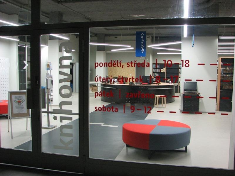 Pohled přes hlavní vstup k centrálnímu pultu – je na nás dobře vidět Pohled přes hlavní vstup k centrálnímu pultu – je na nás dobře vidět