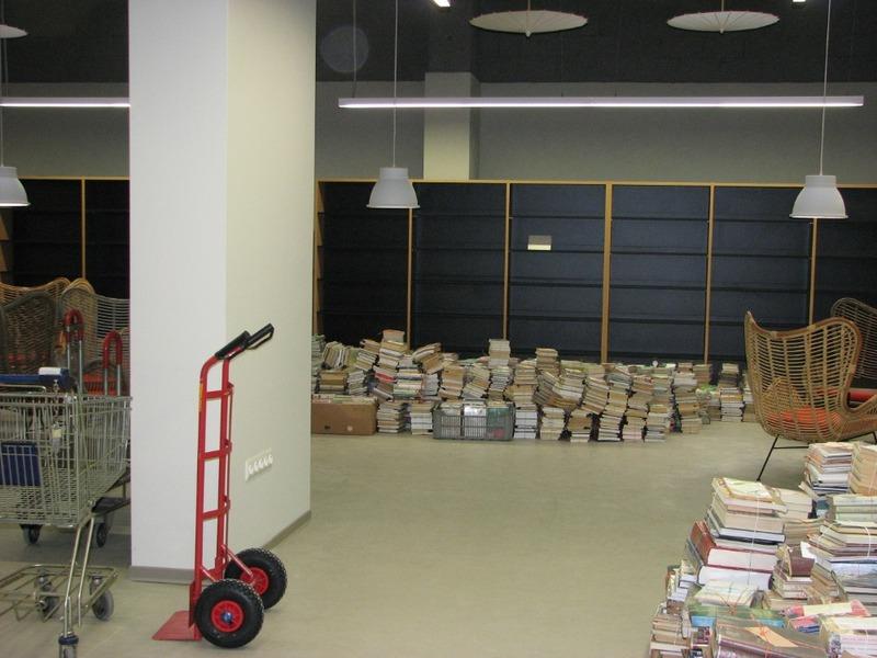 Při stěhování – všude krabice a balíky, tady v budoucí studovně Při stěhování – všude krabice a balíky, tady v budoucí studovně