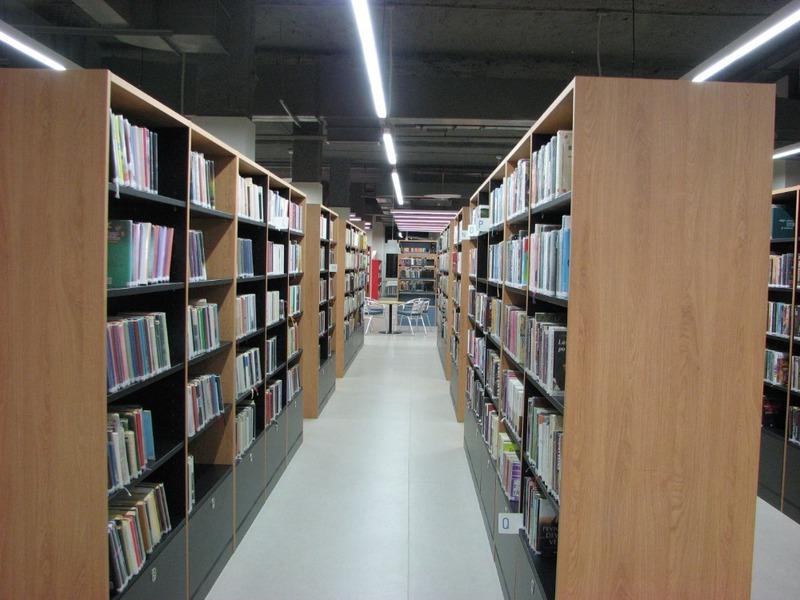 Beletrie – máme dlouhé uličky a dlouhé průhledy, zde k dětské části Beletrie – máme dlouhé uličky a dlouhé průhledy, zde k dětské části