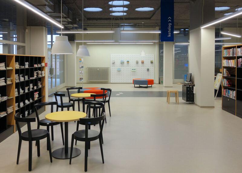 Vpravo od vstupních dveří jsou umístěny časopisy a jsou tu místa ke čtení a prohlížení Vpravo od vstupních dveří jsou umístěny časopisy a jsou tu místa ke čtení a prohlížení