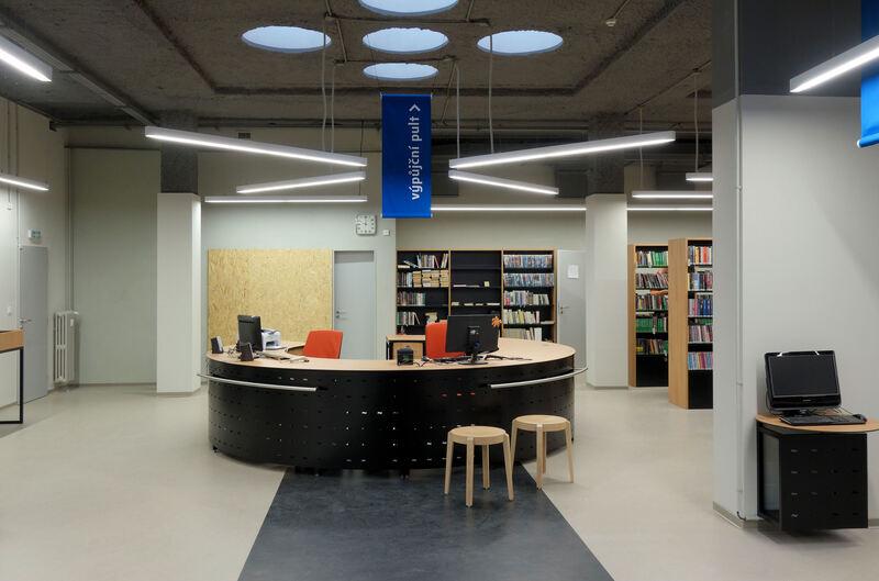 Pohled k pultu ve vstupní části Pohled k pultu ve vstupní části