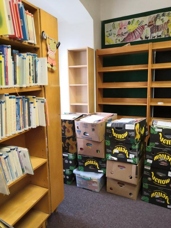 S krabicemi připravenými na stěhování v původním dětském oddělení ve vile Karole (říjen 2020)