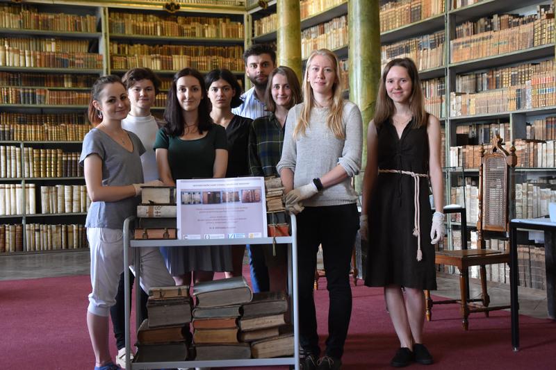 V rámci projektu proběhl také workshop zaměřený na nejstarší knižní vazby (foto: členové projektového týmu)