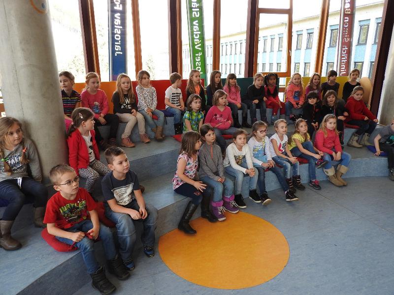Žáci prvních tříd ZŠ Komenského náměstí Děčín při první návštěvě knihovny