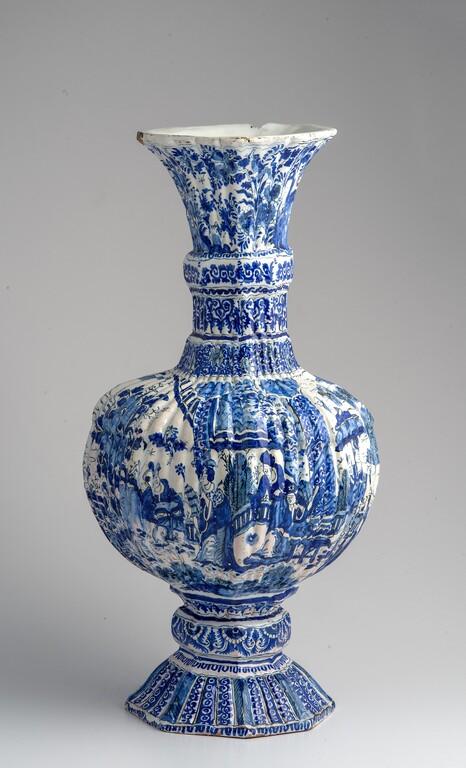 Váza, fajáns, bílá glazura, kobaltem malovaný dekor chinoiserií. Německo, 1. polovina 18. století (foto: Gabriel Urbánek, UPM)