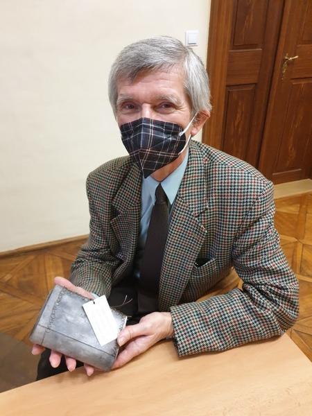 Dr. Zdeněk Matušík s oceněním (keramickou odrátovanou knihou z dílny RNDr. Aleny Volkové Balvínové, předsedkyně Klubu tvořivých knihovníků SKIP)